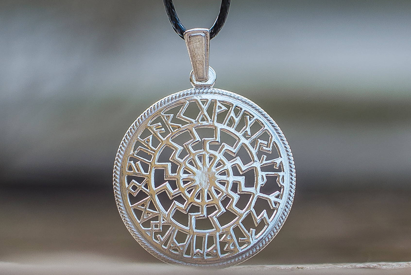 Collier Viking Soleil Noir Runique en Argent