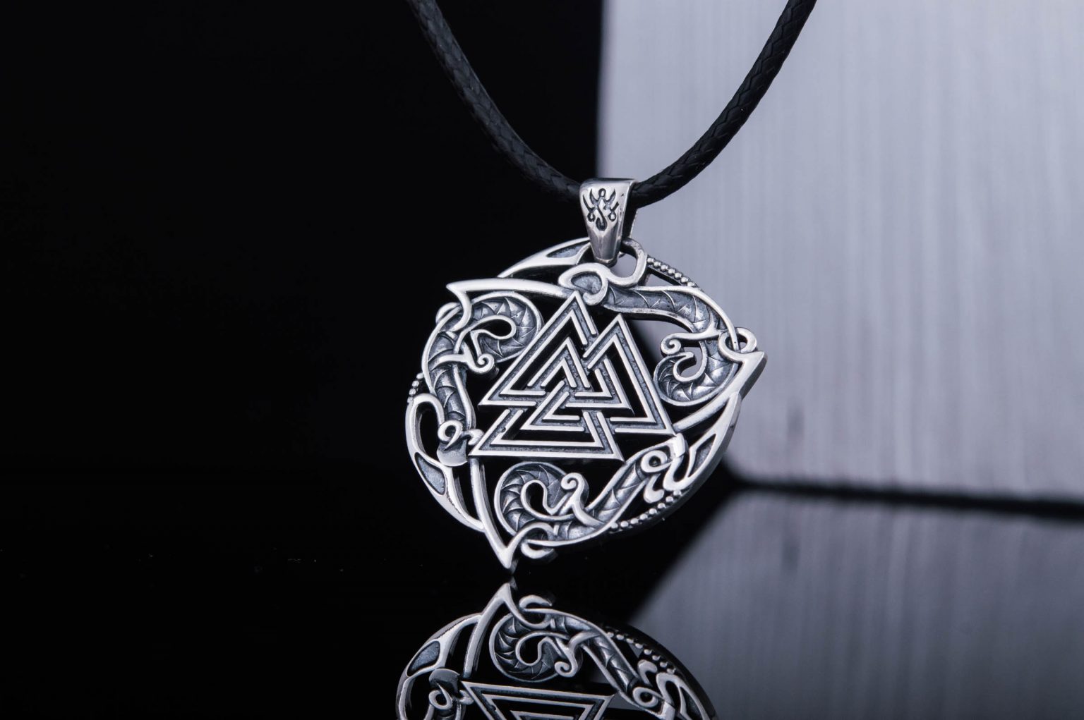 Valknut : Tout savoir sur l'histoire des triangles vikings