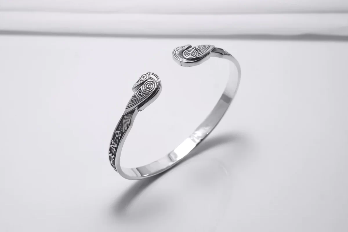 Bracelet Corbeau Viking avec Runes en Argent